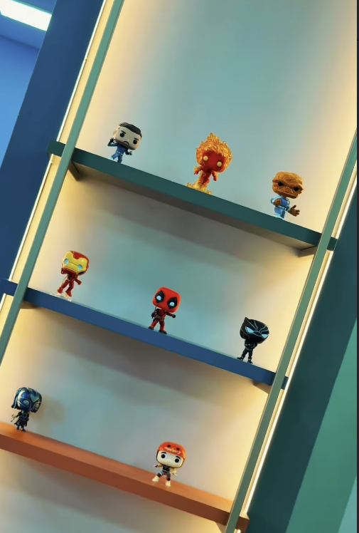 Prateleira de Funkos de heróis